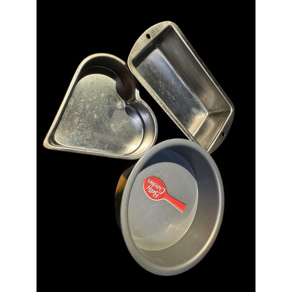 3-Piece Bakeware Set: Heart Round & Loaf Cake Pan. 2 tins 1 plastic . Baking - Picture 2 of 12
